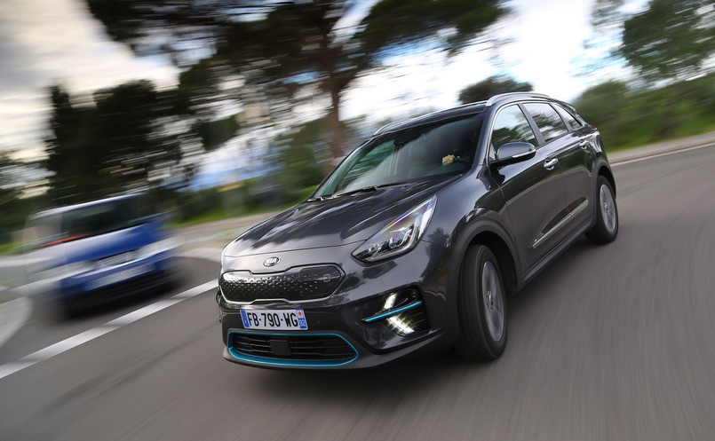 Kia e-Niro wyposażona w akumulator litowo-jonowy o pojemności 64 kWh w cyklu mieszanym zapewni zasięg większy niż 455 km (wg homologacji WLTP). Według tej samej normy w cyklu miejskim przejedzie do 615 km, czyli więcej niż wiele samochodów z silnikiem benzynowym pod maską