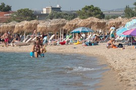 Suzana iz Srbije odvela TROJE DECE NA MORE, a kad je snimila ŠTA RADE NA PLAŽI doživela je UVREDE: "Ako NEMAŠ PARA ne ideš na letovanje"