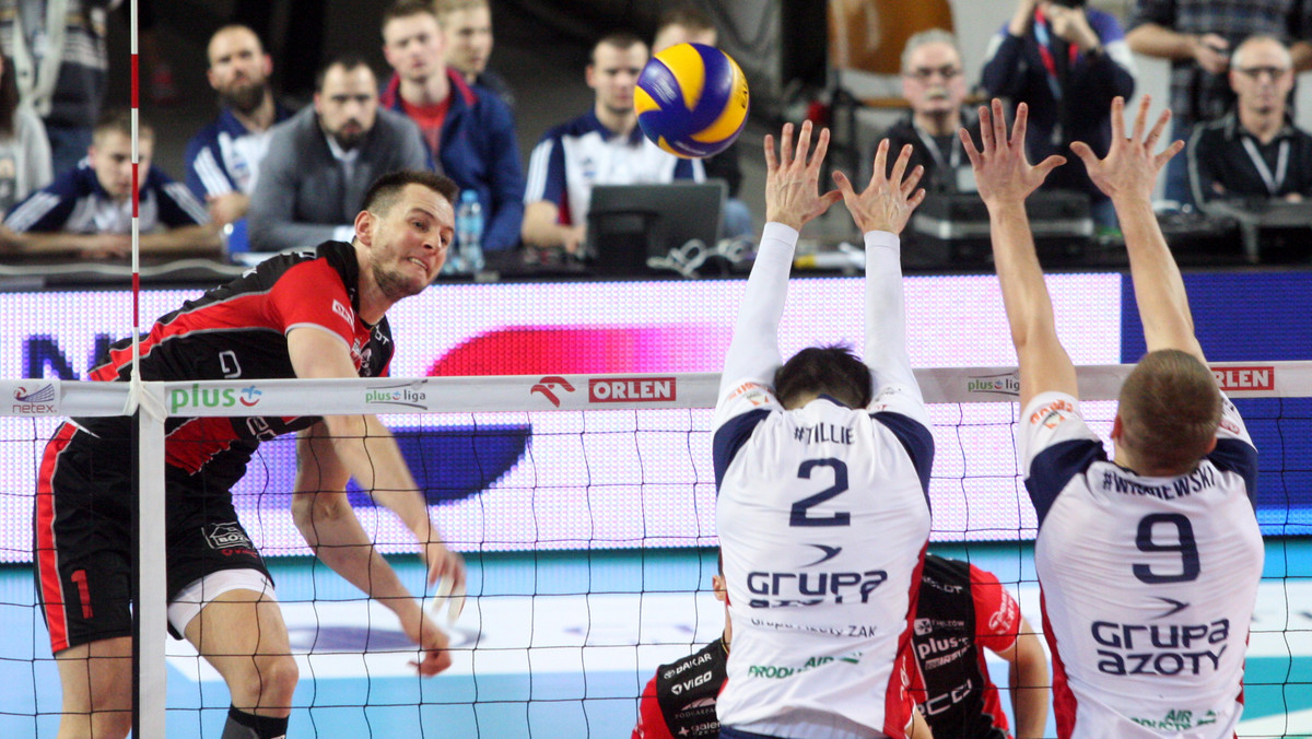 W szlagierze 19. kolejki PlusLigi ZAKSA Kędzierzyn-Koźle ograła Asseco Resovię Rzeszów 3:1 (22:25, 25:19, 25:22, 25:21) we własnej hali i umocniła się na pozycji lidera rozgrywek. Mistrzowie Polski spadli na miejsce trzecie, gra o tytuł coraz bardziej nabiera rumieńców.