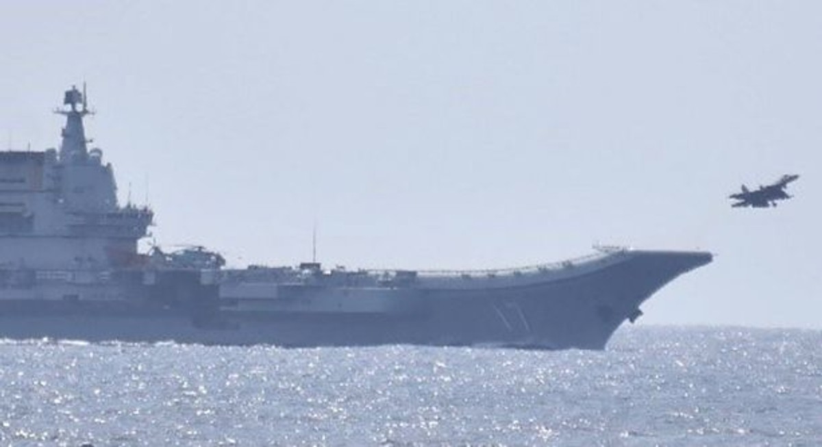 Chiński samolot startuje z lotniskowca Shandong