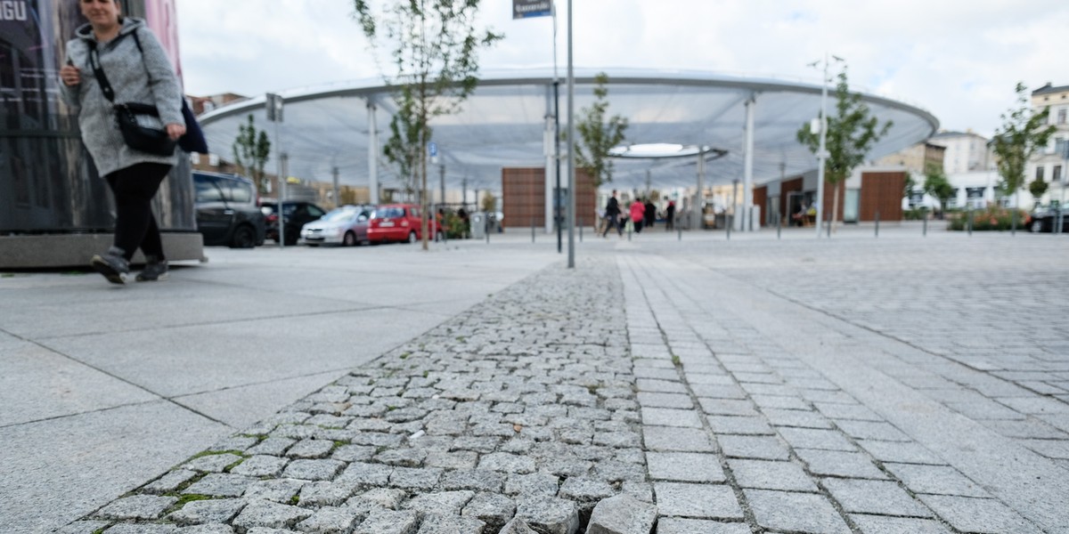 Kostka brukowa na nowym Rynku Łazarskim już odpada