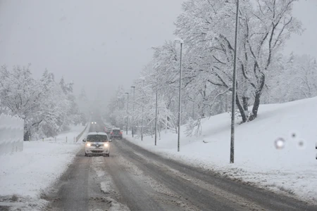 m9rk9kpTURBXy9kOTRiZjU5ZWZlM2Y3MWM1ZWUzOTY4ZmEyODkzMjAzZS5qcGeRkwLNAcIA3gACoTAFoTEC RHMZ IZDAO VAŽNA UPUTSTVA! Evo kako da se ponašate pre, tokom i nakon EKSTREMNOG SNEŽNOG NEVREMENA