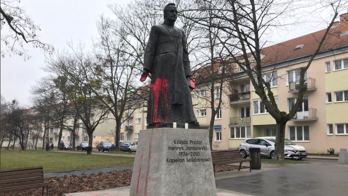 W nocy został oblany czerwoną farbą pomnik ks. prałata Henryka Jankowskiego. Sprawę bada policja. Przed kilkoma dniami w prasie ukazał się reportaż, w którym zmarłemu w 2010 r. duchownemu zarzucono molestowanie dzieci.