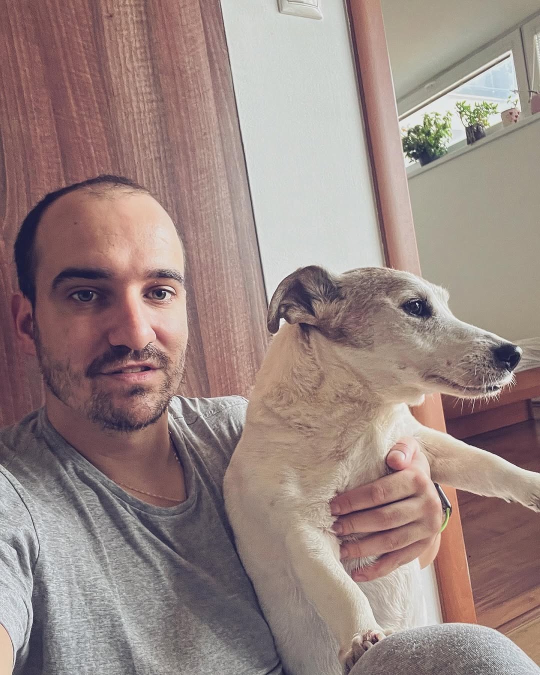 Jakub Petraník so svojím psíkom Jurkom.