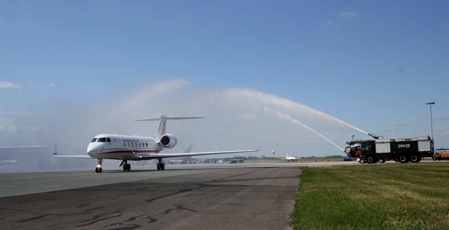 Gulfstream G550 w czerwcu 2017 roku wylądował na pasie Lotniska Chopina w Warszawie. Samolot został powitany tradycyjnym salutem wodnym