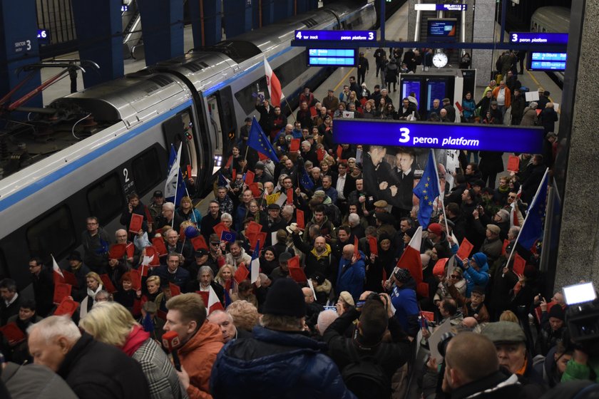 Przepychanki i wyzwiska na Dworcu Centralnym. Tak Polacy przywitali Tuska