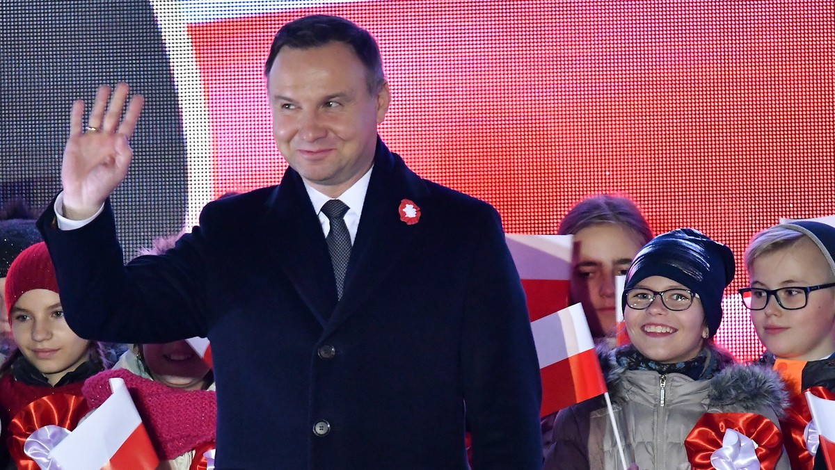 Prezydent wczoraj, podczas obchodów Święta Niepodległości, spotkał się z mieszkańcami Stalowej Woli. Z tłumu nagle podbiegł chłopiec, który chciał mieć wyjątkową pamiątkę z tego podniosłego dnia. Nie miał jednak przy sobie ani telefonu, ani kartki. Prezydentowi udało się jednak znaleźć rozwiązanie.