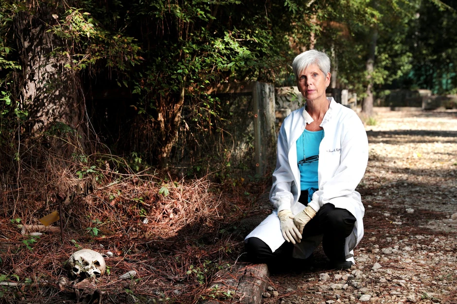 Dr Džoan Bajdvej je profesor Državnog univerziteta Sem Hjuston. Ona proučava raspadanje ljudskog tela