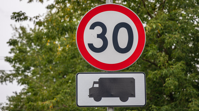 Ograniczenie prędkości znak 30 ciężarówka ciężarówki tir