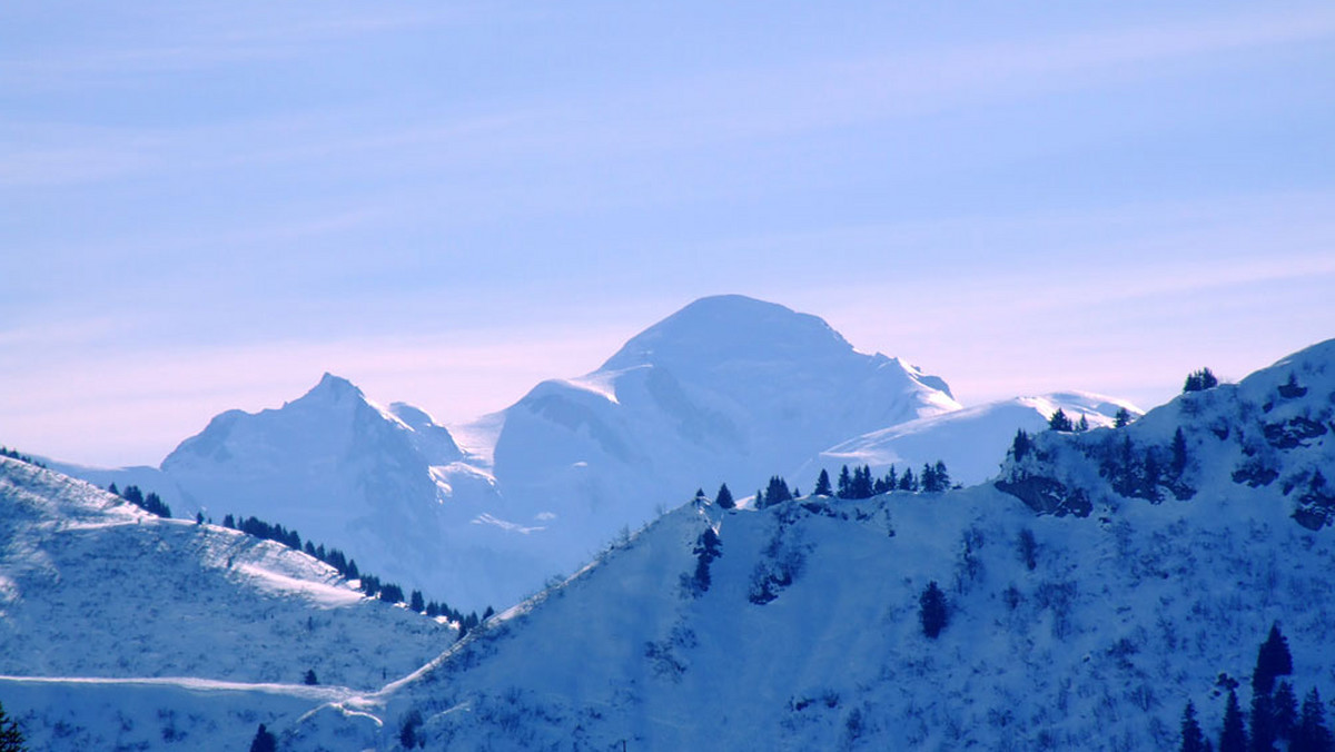 32-letnia Polka i 25-letni Hiszpan zginęli w sobotę podczas wspinaczki na Mont Blanc. Informację o śmierci Polki przekazał PAP konsul generalny RP w Mediolanie Jerzy Adamczyk. W szpitalu w Aoście są pozostali uczestnicy wyprawy: czterej Polacy i dwaj Hiszpanie.