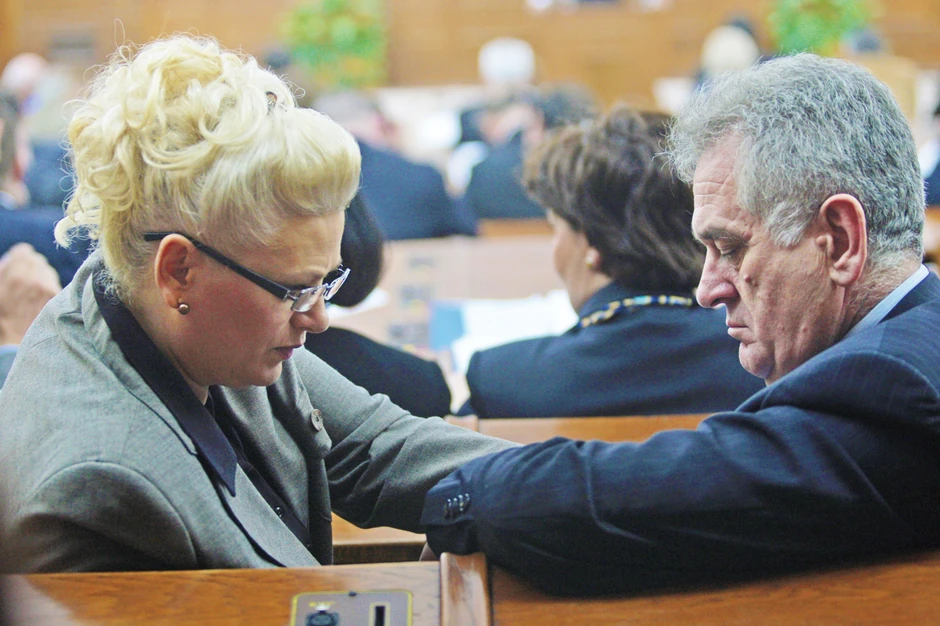 Jorgovanka Tabaković, nekad i sad: Kao poslanica SNS-a 2008. je često kritikovala Narodnu banku Srbije, navodeći je kao jednog od glavnih krivaca što će građani sve više morati da stežu kaiš. Četiri godine kasnije Tabaković je došla na čelo NBS, a u junu 2018. počeo je da joj teče drugi šestogodišnji mandat na mestu guvernera