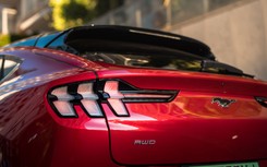 Ford Mustang Mach-E zaskakuje nowymi bateriami i ceną. I znów łapie się na dopłaty