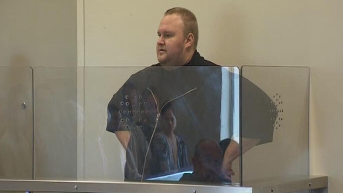 "Szybkie samochody, gorące dziewczyny, superjachty i wyjątkowe imprezy. Dekadencja rządzi" - tak opisywał siebie Kim Dotcom, twórca popularnego serwisu Megaupload. Jego życie to gotowy materiał na film - zaczynał jako oszust giełdowy i haker komputerowy, dziś jako aresztowany za internetowe piractwo milioner znalazł się w samym centrum sporu o wolność w sieci.