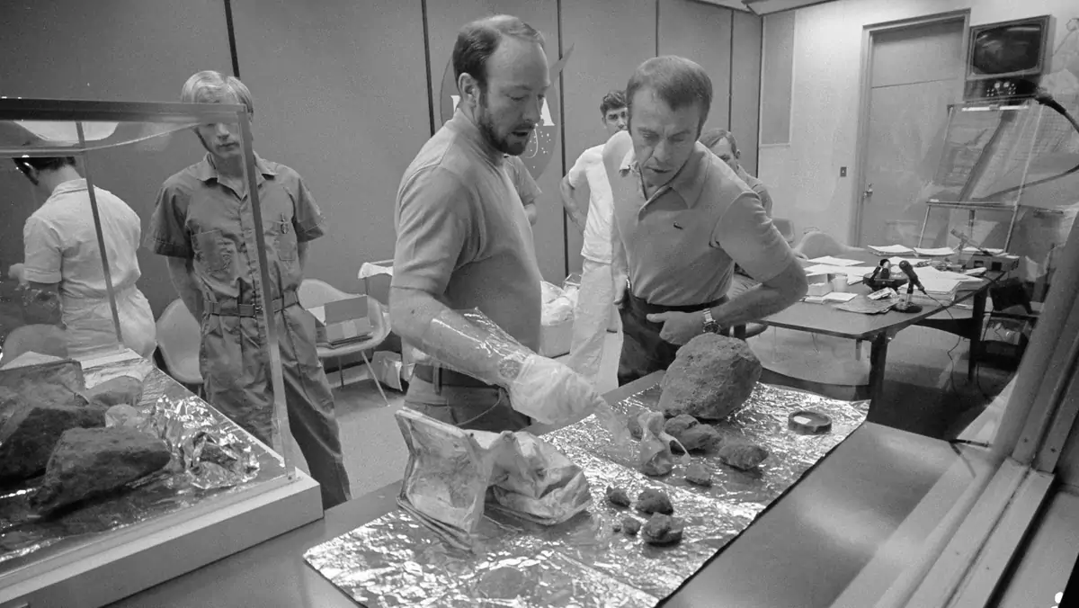 Astronauci Apollo 14 Edgar Mitchell i Alan Shepard badają Big Berthę podczas konferencji prasowej w Lunar Receiving Laboratory w Johnson Space Center.