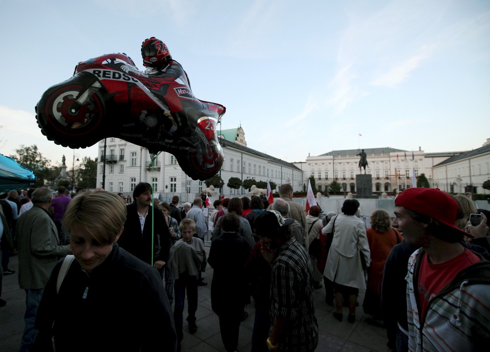 WARSZAWA KRZYŻ PRZED PAŁACEM PREZYDENCKIM