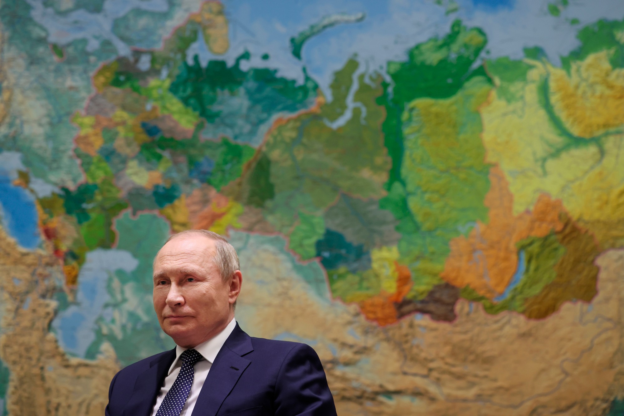 Ruský prezident Vladimir Putin v rozhovore pre televízny kanál Russia-1 TV v rezidencii Bočarov Ručei v čiernomorskom letovisku Soči 3. júna 2022.