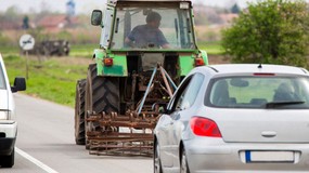 Czy można wyprzedzić traktor na ciągłej? Większość kierowców źle to rozumie