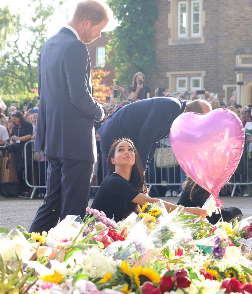 Książę Harry i księżna Meghan oglądają złożone przez Brytyjczyków kwiaty