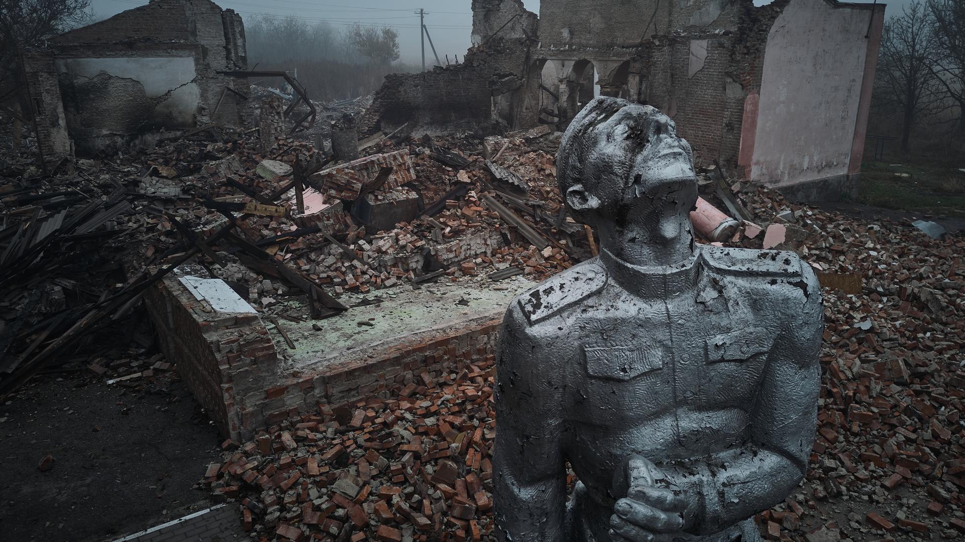 Pomnik radzieckiego żołnierza na tle domu kultury zniszczonego przez ostrzał rakietowy na obrzeżach miasta 26 października 2023 r. w Awdijiwce na Ukrainie. Walki nasiliły się w ostatnich dniach po tym, jak Rosja rozpoczęła dużą ofensywę