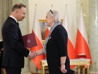 Prezydent Andrzej Duda oraz minister przemysłu Marzena Czarnecka podczas uroczystości zaprzysiężenia kierowanego przez Donalda Tuska gabinetu w Pałacu Prezydenckim w Warszawie