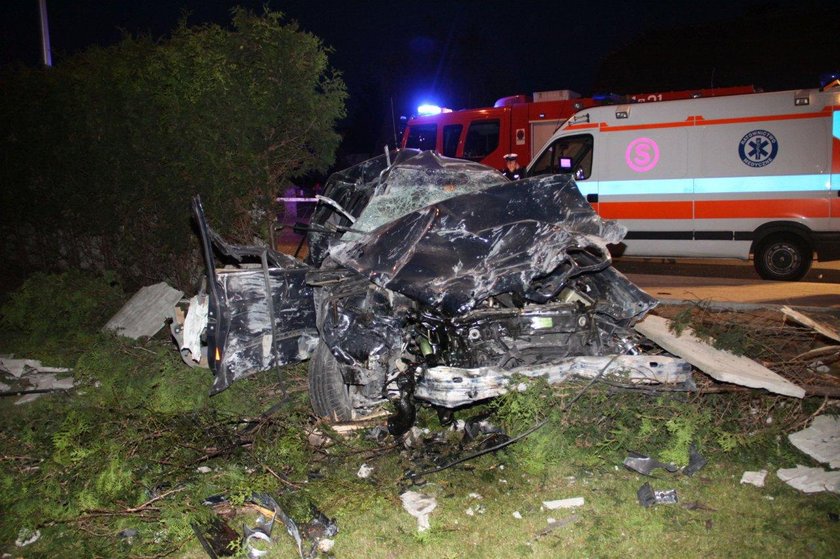 Tragiczny wypadek na Oświęcimskiej w Opolu. BMW wjechało w betonowy płot