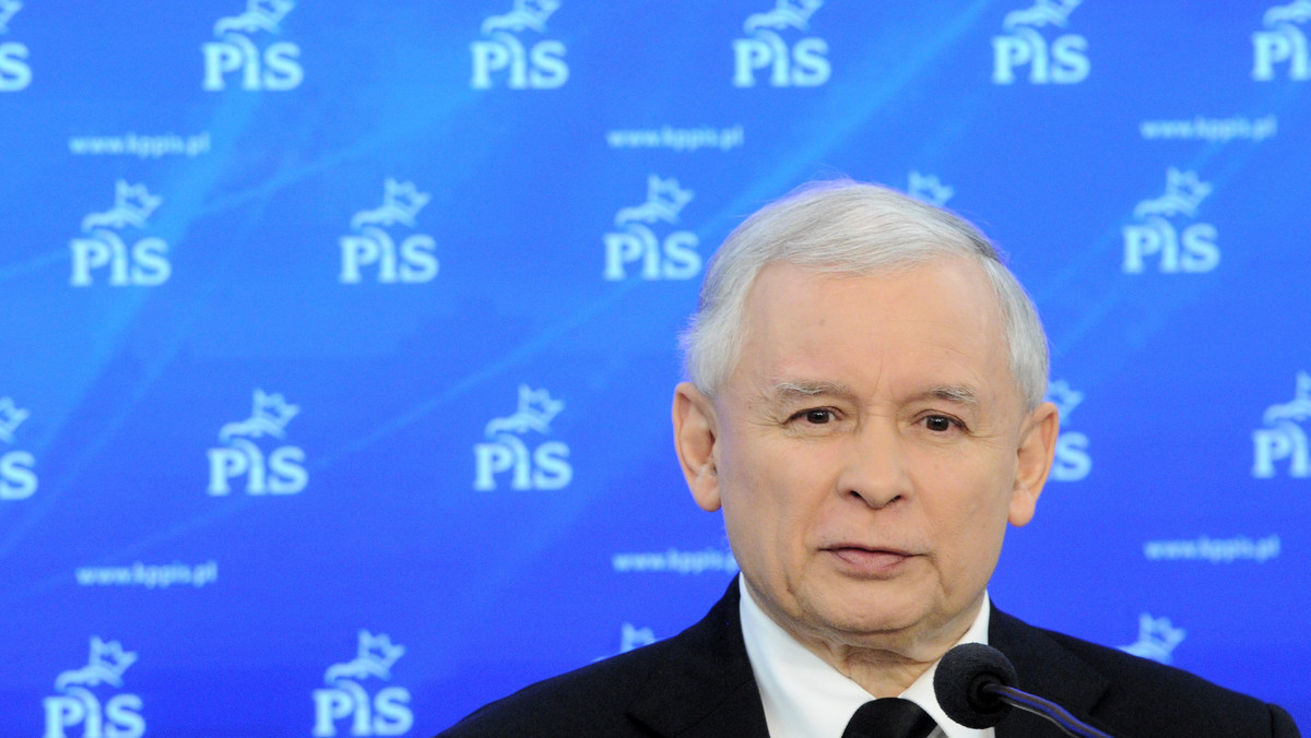 - Dziwię się tym, którzy uważają, że Rosja na skutek katastrofy smoleńskiej zmieniła się - powiedział prezes PiS Jarosław Kaczyński. Skomentował w ten sposób reakcję rosyjskiego MSZ wobec propozycji, by podczas szczytu UE-Rosja podnieść kwestię zwrotu wraku Tu-154M. Rosyjska dyplomacja wyraziła bowiem "skrajne zdumienie" tym pomysłem.