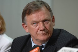 Serafin sam odda legitymację partyjną. "To akt desperacji"