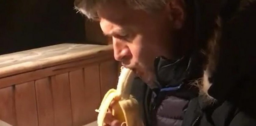 Zobacz, jak Żebrowski je banana. Padniesz ze śmiechu