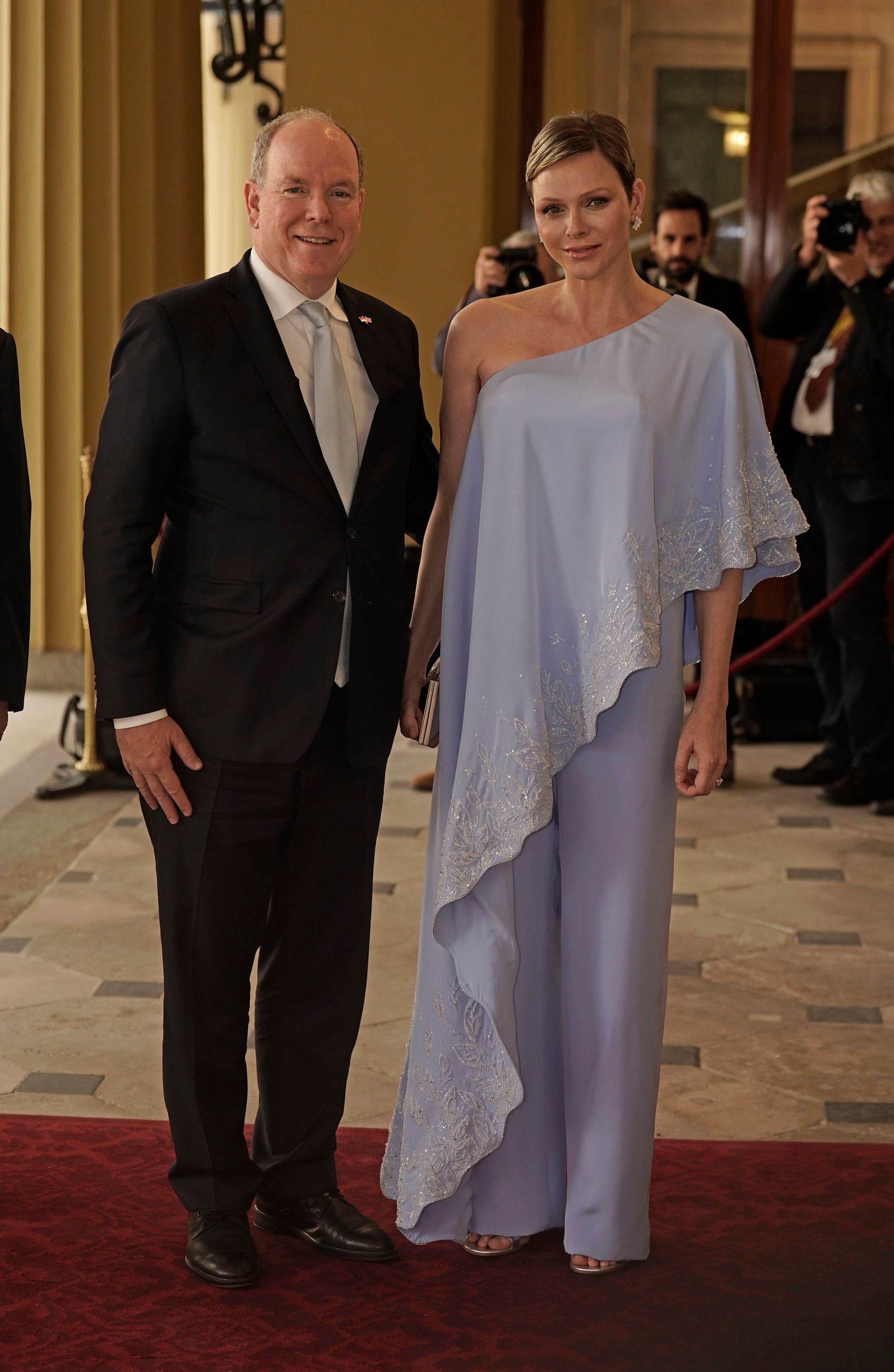 Monacké knieža Albert II. a monacká kňažná Charlene prichádzajú na recepciu britského kráľa.