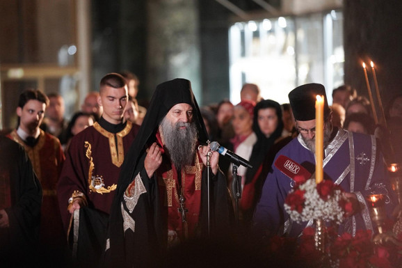 Patrijarh Porfirije služio večernje Velikog petka, u Hramu Svetog Save izneta Plaštanica (FOTO)
