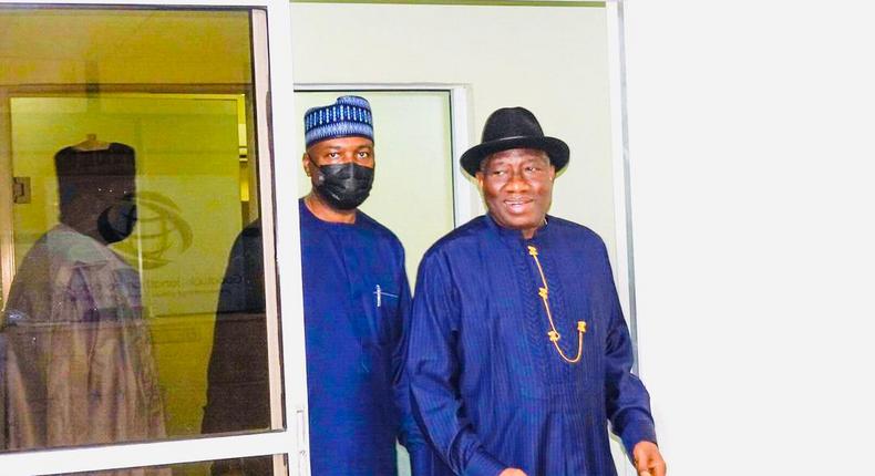 Saraki leads ex-PDP governors and officials to a meeting with former President Goodluck Jonathan at his office in Maitama, Abuja (Pulse)