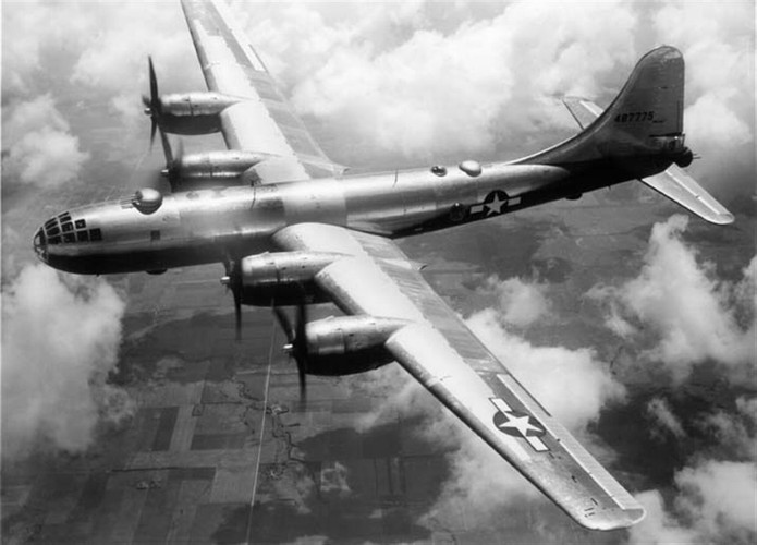 Amerykański ciężki bombowiec Boeing B-29 Superfortress. Długość 30,175 m, rozpiętość skrzydeł 43,05 m