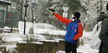 Groza w Ząbkach! Młody chłopak z bronią przed szkołą. Dzieci i rodzice przerażeni