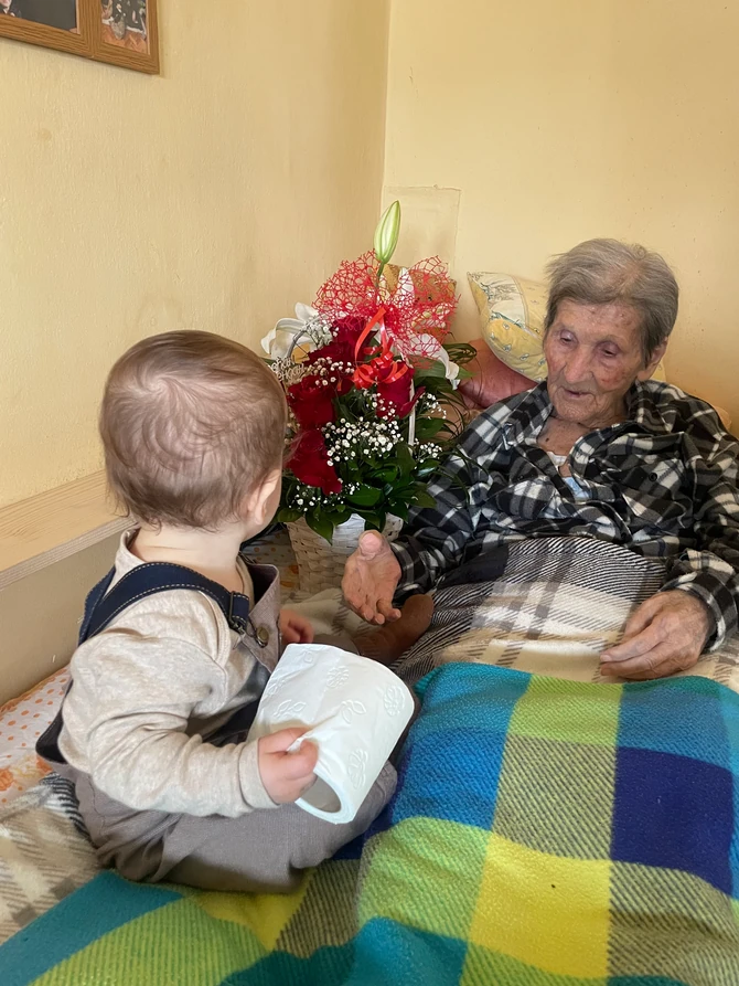 Malom Vasi najzabavnije da sedne kod bake i počne igru prvim predmetom koji dohvati