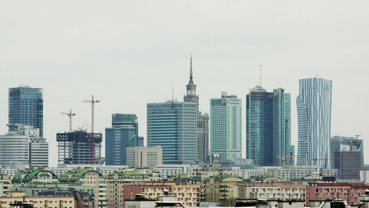 Pęknięcie tzw. pruszkowskiej magistrali wodociągowej jest przyczyną poważnej awarii, do której doszło dziś w stolicy. Problemy z bieżącą wodą mają mieszkańcy Ochoty, Włoch, Ursusa i podwarszawskich miejscowości. Ekipy MPWiK wciąż pracują nad naprawą uszkodzonej rury. Akcja służb ma potrwać do wieczora.