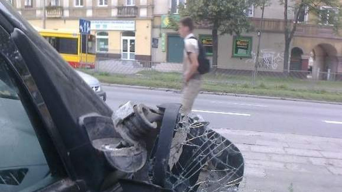 Echo Dnia: Przykra niespodzianka czekała w piątkowy ranek na właścicieli kilku aut, zostawionych nocą na parkingu na rogu ulic Źródłowej i Konarskiego w Kielcach. Samochody zostały uszkodzone przez wandali.