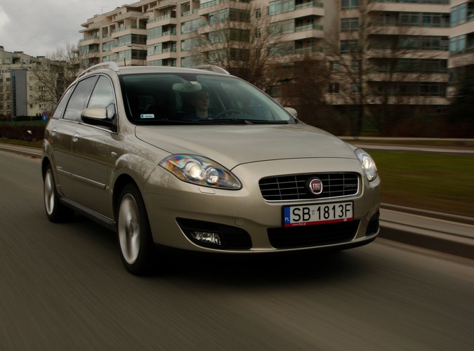 Croma to powrót Fiata do ligi passata i mondeo, w której notabene nigdy nie udało się zabłysnąć producentowi znanemu z fenomenalnych aut miejskich. Niestety i w tym przypadku włoska koncepcja limuzyny nie przypadła do gustu klientom. Sprawdzamy, w czym tkwi problem...