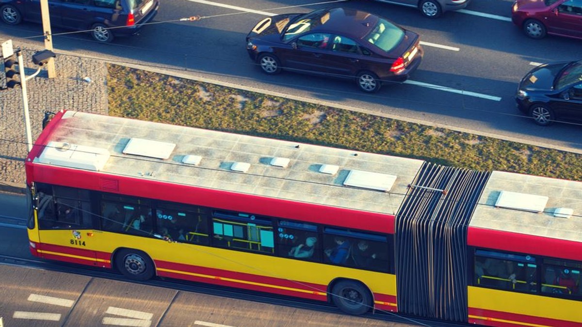 Wrocławska policja poszukuje mężczyzny, który wczoraj na trasie linii 612 groził kierowcy autobusu pistoletem lub atrapą broni, a następnie uciekł. Do zdarzenia doszło w Wysokiej, około godz. 18.30. Wiadomo, że poszukiwany mężczyzna podróżował z psem bez kagańca. Dlatego też został poproszony o opuszczenie pojazdu.