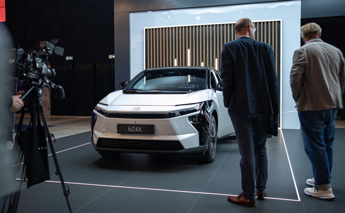 Nowa Toyota bZ4X debiutuje w Katowicach podczas Kongresu Nowej Mobilności i wjeżdża na polski rynek