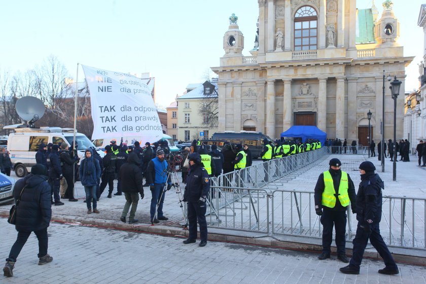 Tabuny policji, barierki... Takiej miesięcznicy jeszcze nie było!