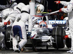 Zobacz Kubicę i jego mechaników w akcji