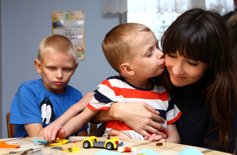 Dominika Kulczyk z podopiecznymi Fundacji Gajusz