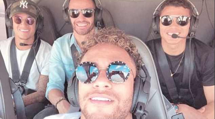 Neymar (alul) elvitte Philippe Coutinhót (balról), Renato
Augustót és Thiago Silvát /Fotó: Instagram