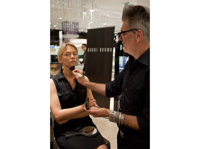 Puder brązujący nakładamy także poniżej twarzy i na szyi – przede wszystkim na ramiona – aby nie różne odcienie skóry nie odznaczały się.