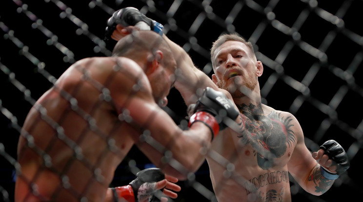 McGregor (szemben) szívesen megmérkőzne Mayweatherrel is /Fotó: Europress-GettyImages