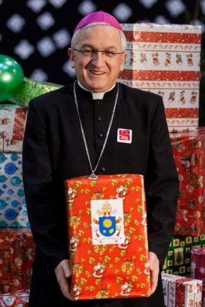 Abp Celestino Migliore z jedną paczek Franciszka, fot. Wojciech Rosegnal / rosegnal.pl