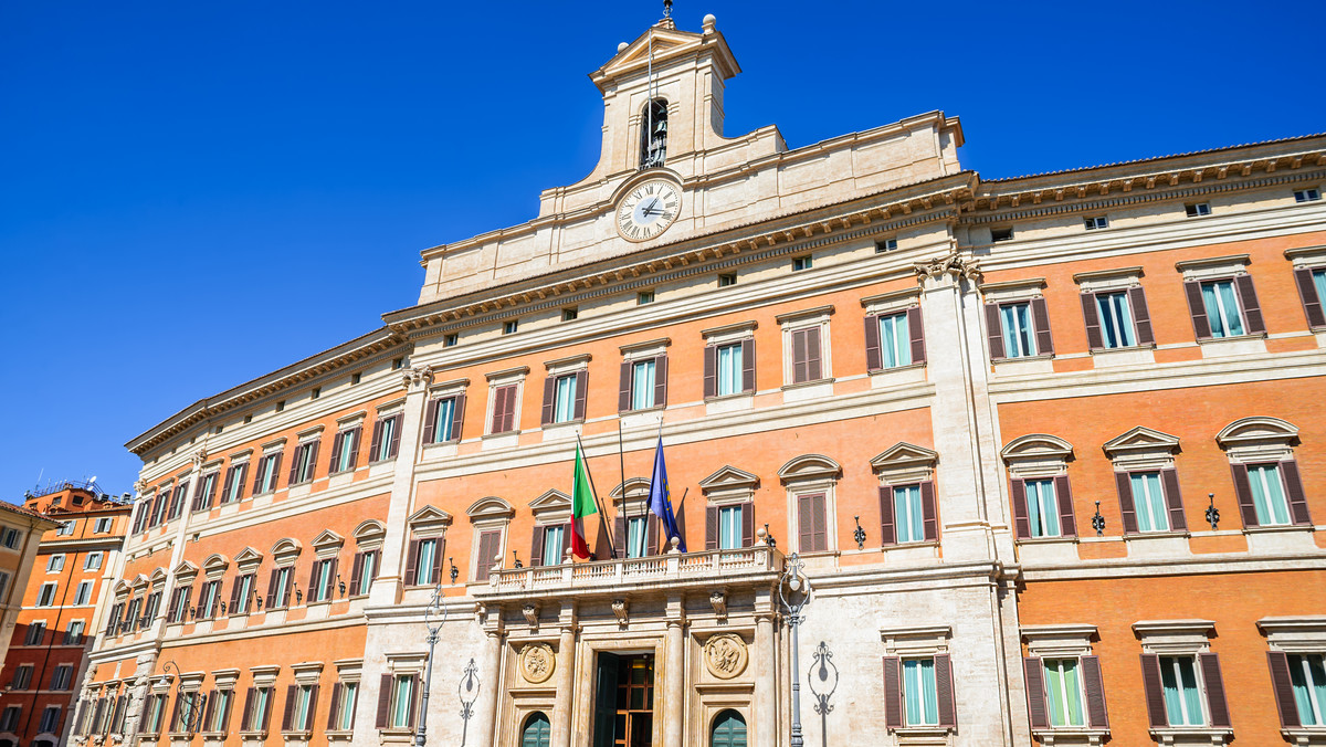 Włoska Izba Deputowanych przyjęła w środę ustawę o zwalczaniu homotransfobii, nienawiści do kobiet i przemocy, także wobec osób niepełnosprawnych. Ustawa trafi do Senatu. Koalicja apeluje, by uchwalił ją jak najszybciej. Ostro ustawę krytykuje opozycja.