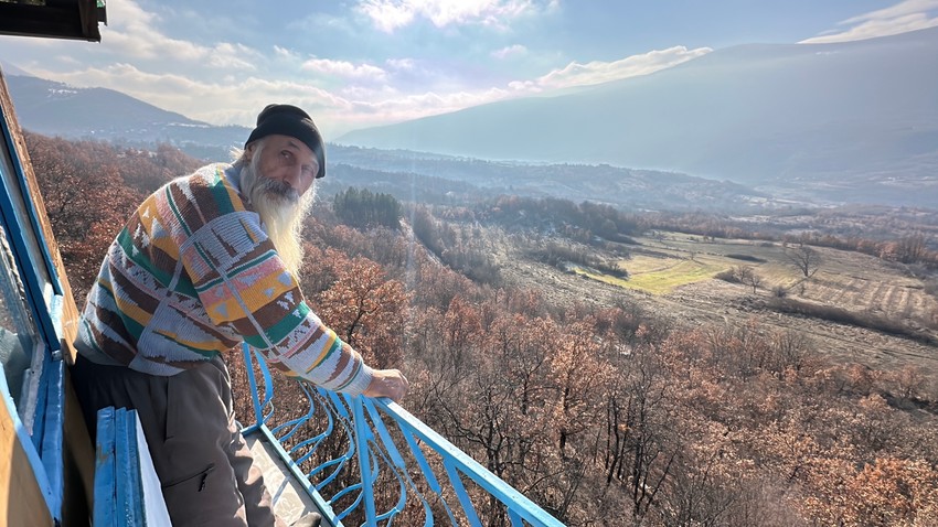 Majstor Mikina kućica na steni