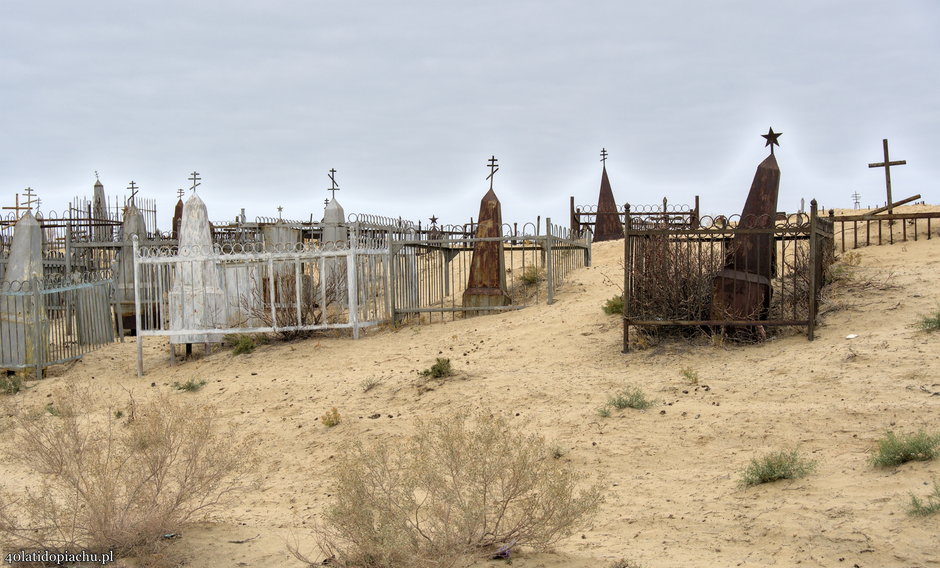 Pochłaniany przez pustynię stary cmentarz w Aralsku