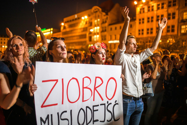 Transparent "Ziobro musi odejść" w trakcie protestów z 2019 roku